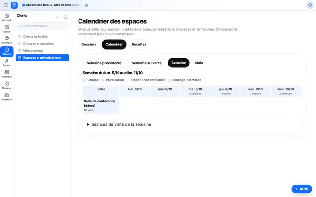 Le calendrier des espaces : chaque salle, jour par jour, avec les groupes, privatisations, options et blocages.